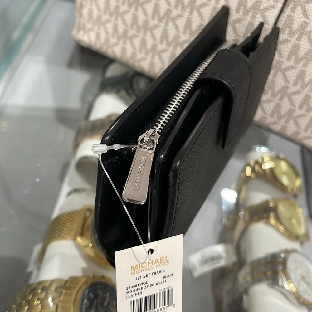 MICHAEL KORS
Medium Crossgrain Leather Wallet
Black
NWT - Picture 11 of 16